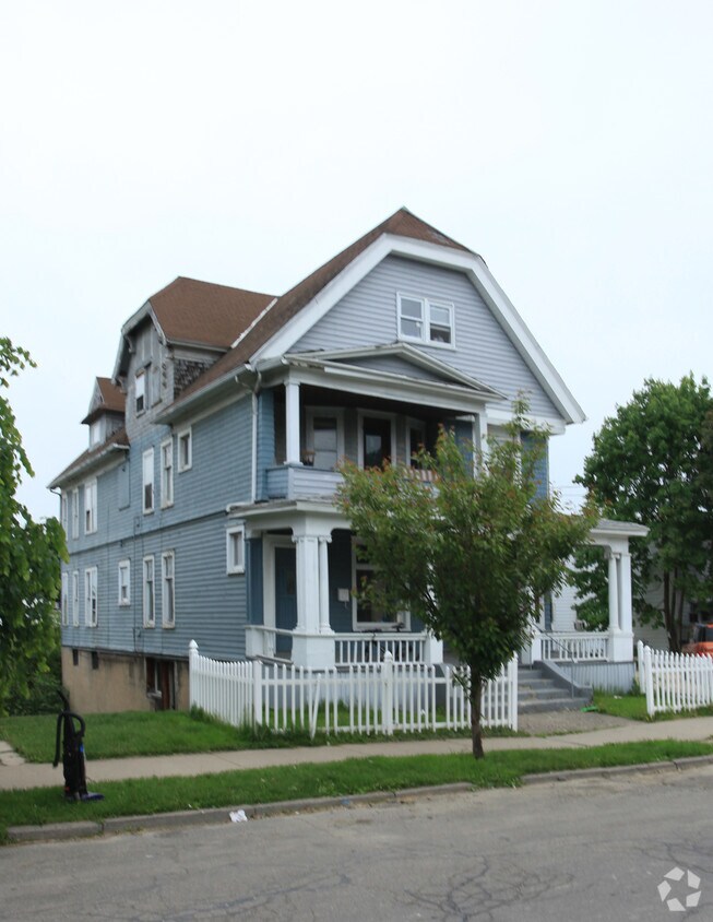 Building Photo - 152 Oak St