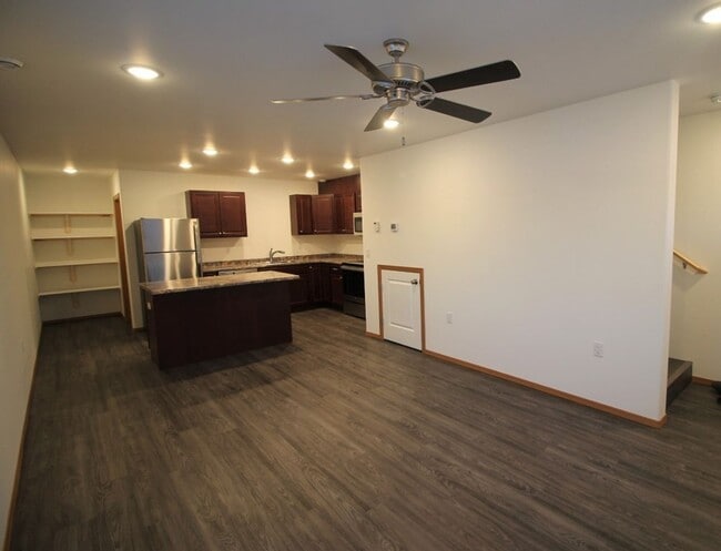 Building Photo - 560 S Santa Claus Ln