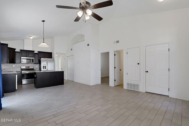 Building Photo - 533 Paseo Modesto Dr
