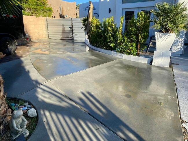 Building Photo - 9762 Palm Dr