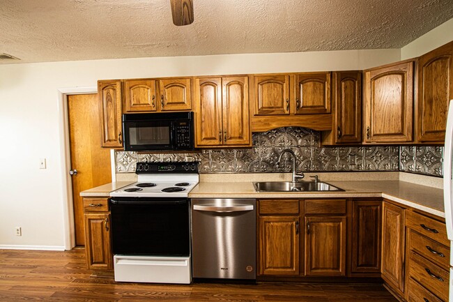 Building Photo - 3-4 Bedroom/1.5 Bathroom House For Rent