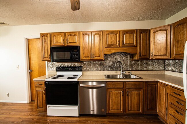Foto del edificio - 3-4 Bedroom/1.5 Bathroom House For Rent