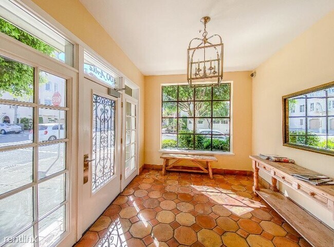 Building Photo - 2 br, 1 bath Condo - 400 avila street # 306