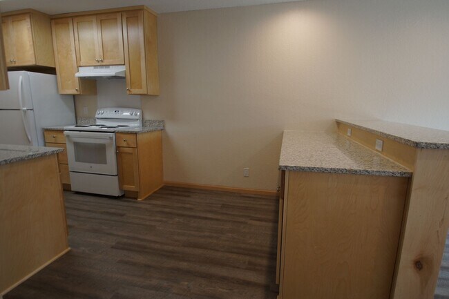 Building Photo - Newly Renovated Top-Floor One-Bedroom with East-Facing Balcony