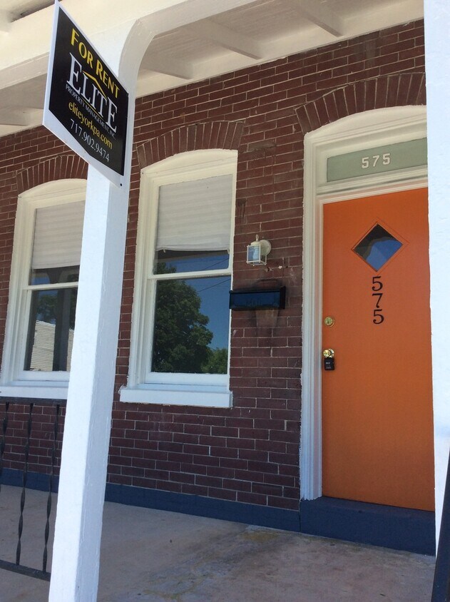 Foto principal - Available Now! 2 Bedroom Small House-York ...