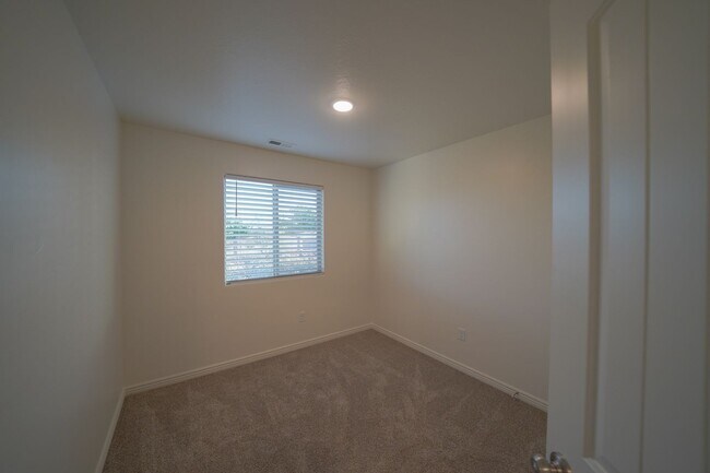 Foto del edificio - Remodeled 3 Bed / 2.5 Bath Townhome in Great Location