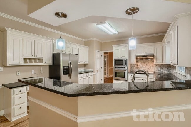 Building Photo - 2207 Lullwater Dr