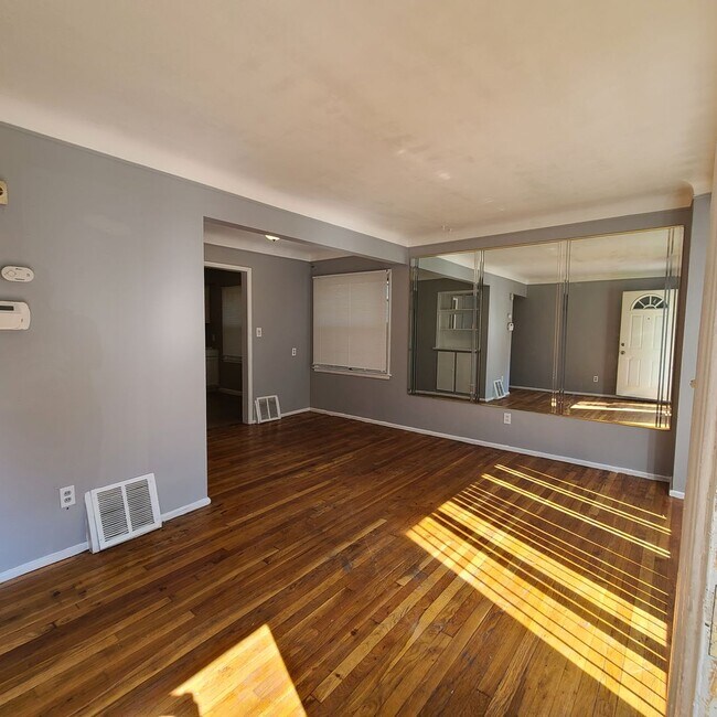 Building Photo - 4 Bedroom Home For LEase Section 8 Welcome