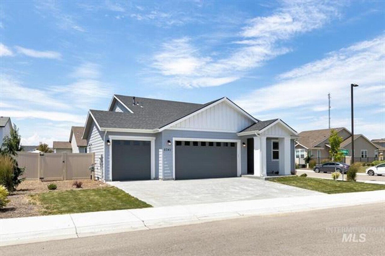 Primary Photo - 4-bedroom, 2-bath with 3 car garage