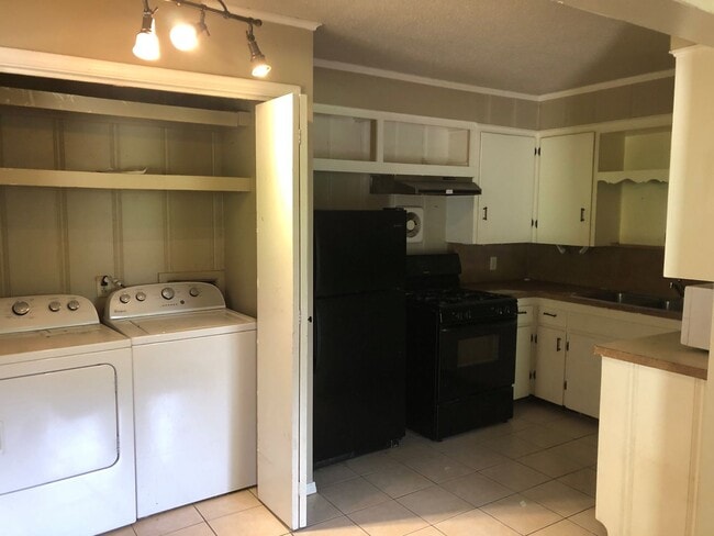 Building Photo - 2 Bed 1 Bath House