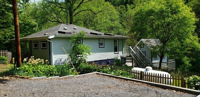 Foto del edificio - 3 br, 1.5 bath House - 855 Opekiska Rd.