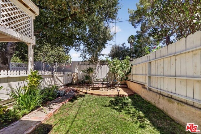 Foto del edificio - 6838 Haywood St