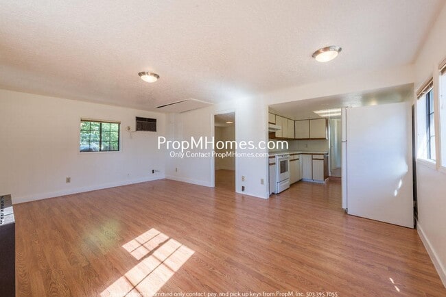 Building Photo - Cozy One Bedroom Cottage in Oak Grove!