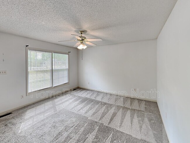 Building Photo - 133 E Bellevue Dr