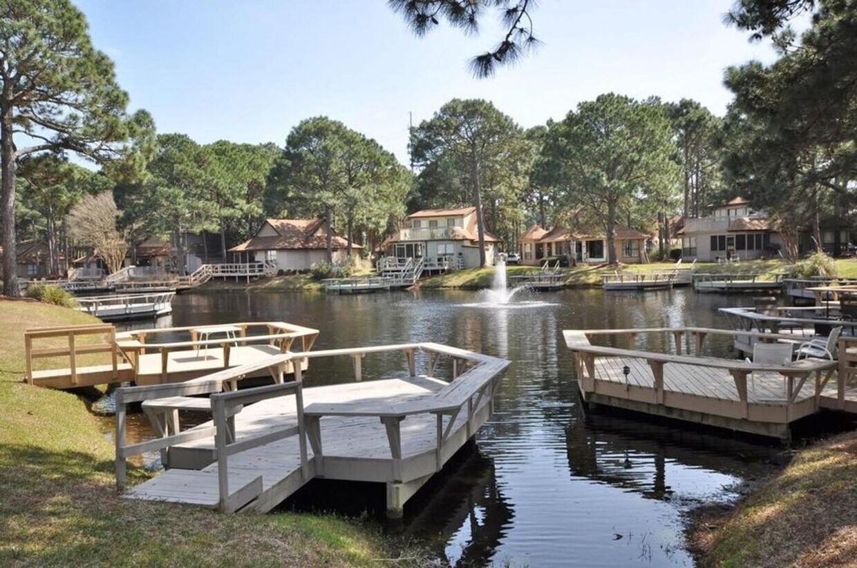 Foto principal - Fully furnished 2-Bedroom, 2-Bath Lakefront Cottage in Sandestin Resort available for Long Term R...