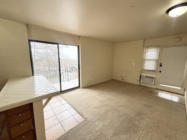 Building Photo - 599 Darwin St