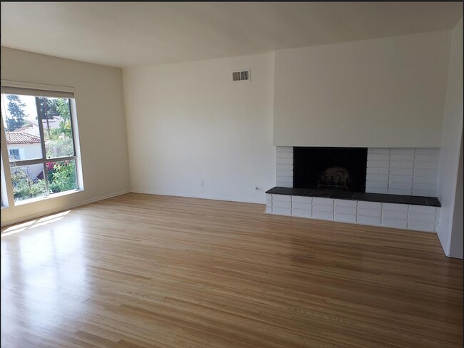 Livingroom - Fireplace (West) View - 960 17th St
