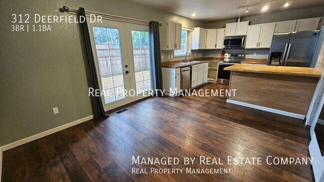 Foto del edificio - Three Bed South Anchorage Townhome w/ Fenc...