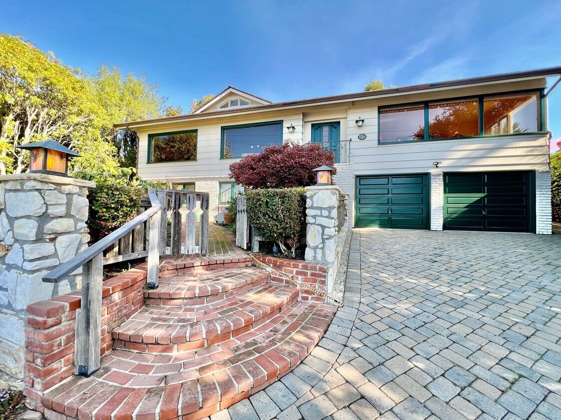 Foto principal - Charming and Accommodating Carmel-by-the-Sea Home coming soon!