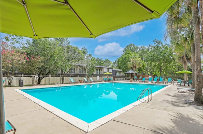 Building Photo - Hampton Court Apartments