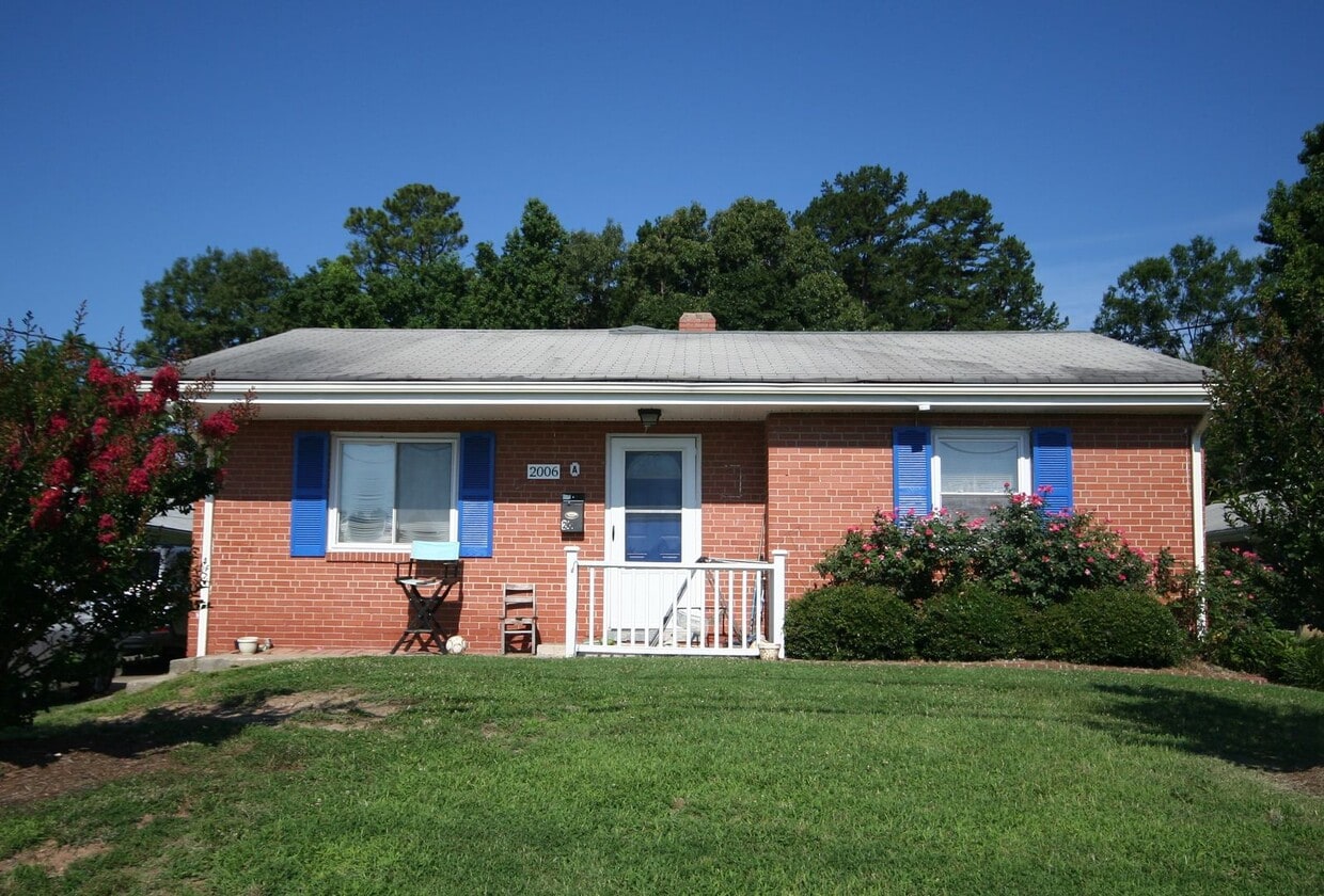 Two bedrooms, hardwood throughout, and a private driveway — all under $1,400 near Duke West. - Lakewood Apartment / Central AC / Washer & Dryer / Walk to Duke West