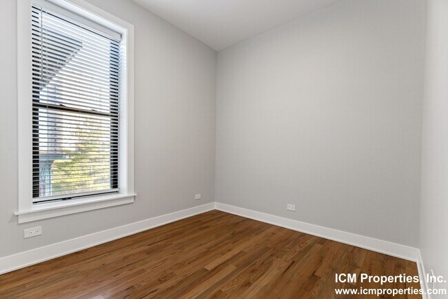 Foto del edificio - 350 W Dickens Ave