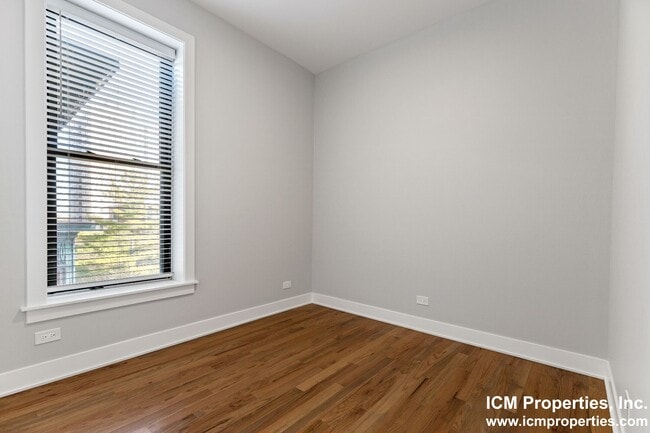Building Photo - 350 W Dickens Ave