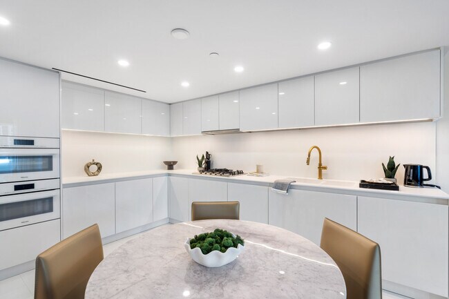 Building Photo - 1033 Nelson St.