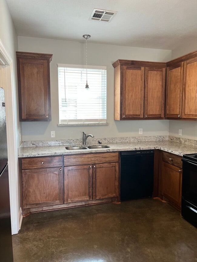 Building Photo - 2 bedroom 1 bathroom available for rent
