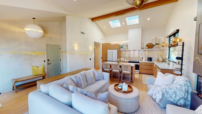 Building Photo - Elevated Living Fully Furnished