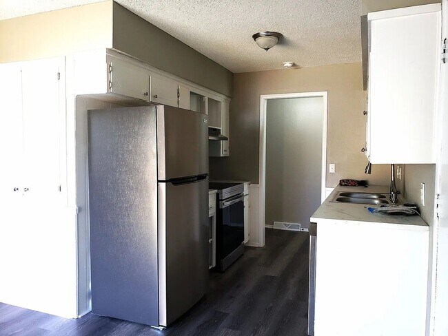 Foto del edificio - Beautiful Three Bedroom, One and a Half Bath