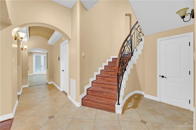 Building Photo - 25 Lerma Dr