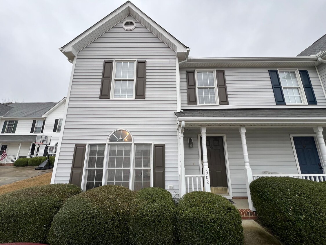 Foto principal - Charming 3BD, 2.5BA Apex Townhome with a F...