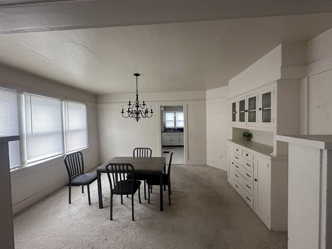 Building Photo - 707 N Orchard St