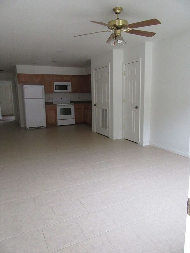 Building Photo - AVAILABLE NOW! Pet friendly!