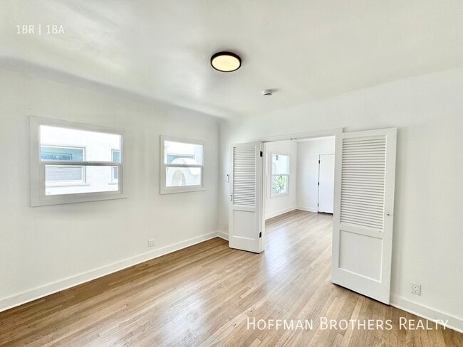 Building Photo - 328 N Kingsley Dr