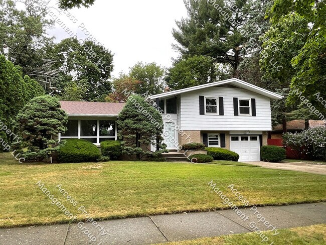 Building Photo - Upper Northwest Side 3 Bedroom Home