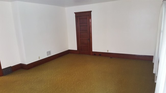 Foto del edificio - 1123 W 10th St