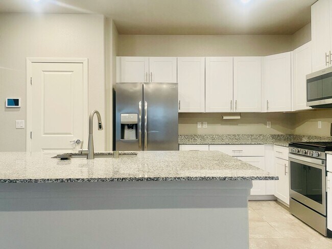 Building Photo - Newer 5 Bd, 3 Bth, Bonus Room, Open Floor ...