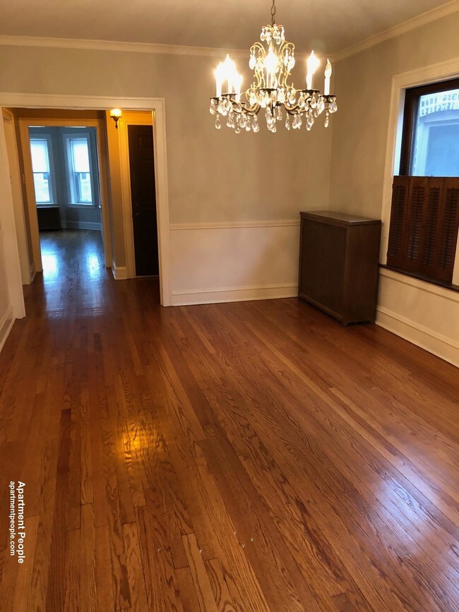 Building Photo - 5620 N Maplewood Ave