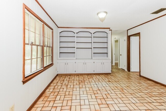 Building Photo - Charming 4 Bedroom