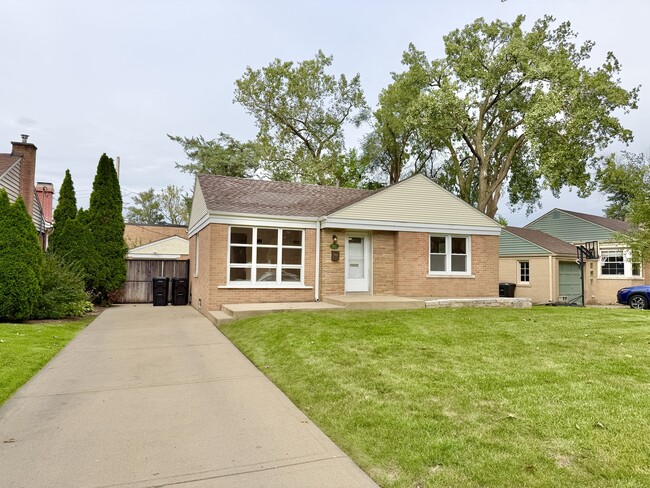 Building Photo - 5816 W Greenleaf Ave