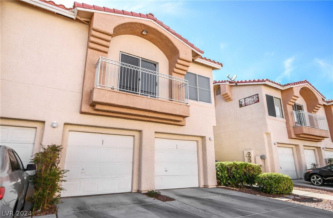 Foto principal - 5000 Red Rock St