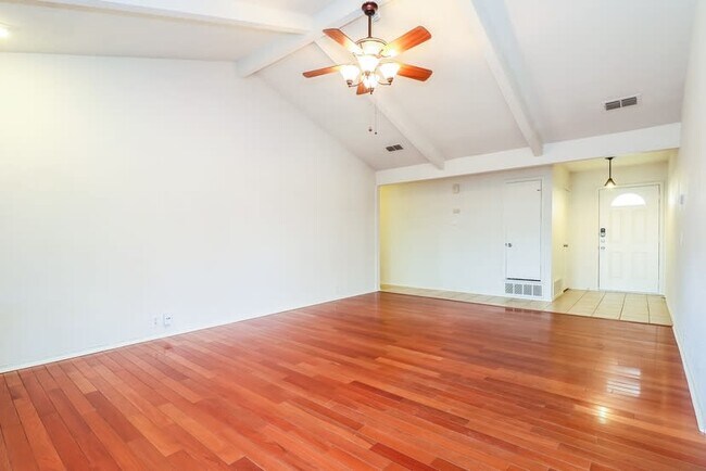 Foto del edificio - 3401 Meadow Wood Ct