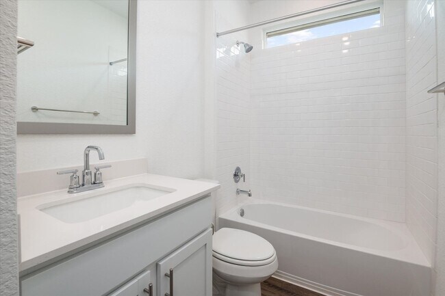 Building Photo - Beautiful 4 bedroom, 2 bathroom home in Le...