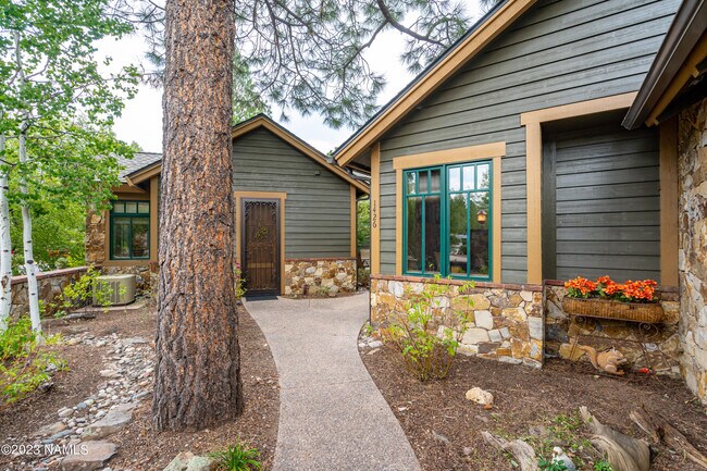 Building Photo - 1426 E Castle Hills Dr