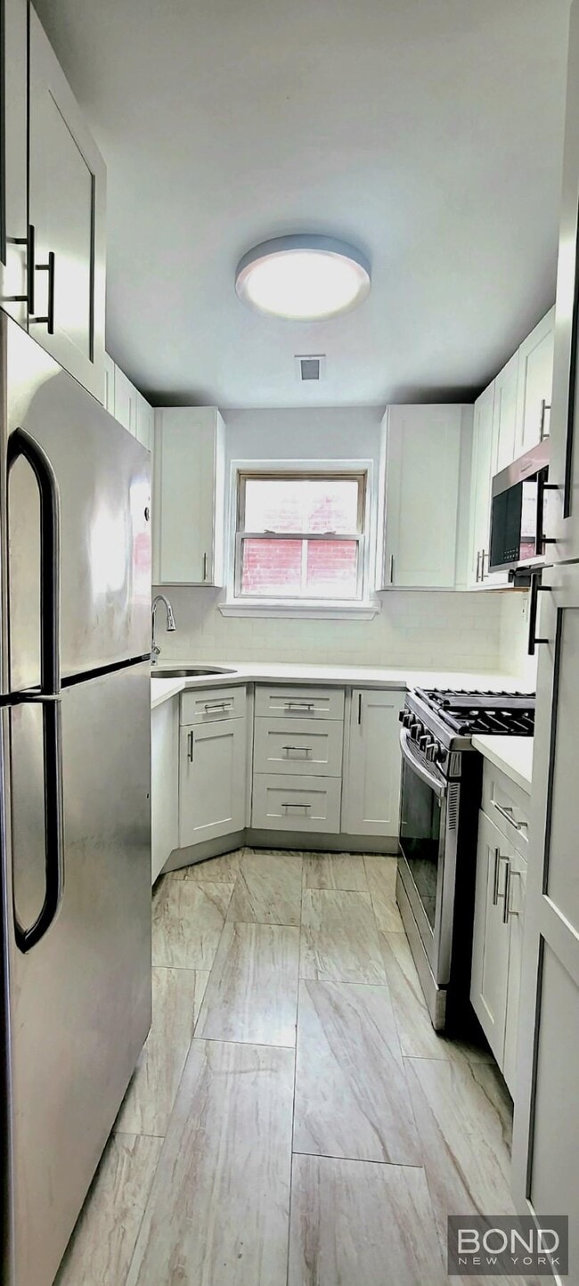 Building Photo - Renovated 3BR in Private Townhouse, only minutes from Midtown Manhattan!
