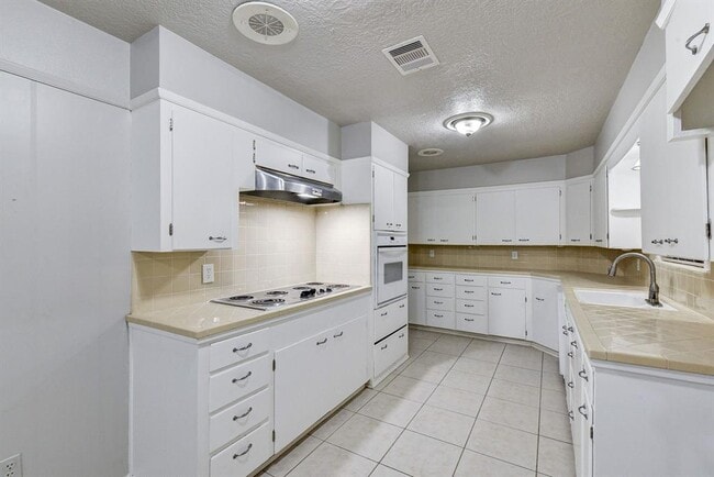 Building Photo - 803 Rosewood Dr