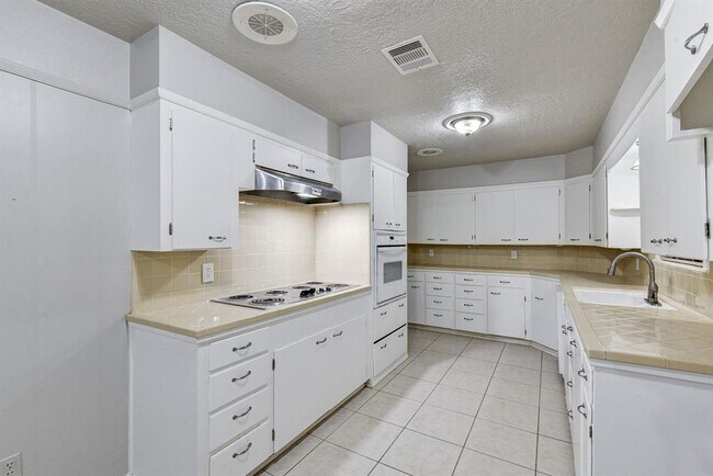 Foto del edificio - 803 Rosewood Dr