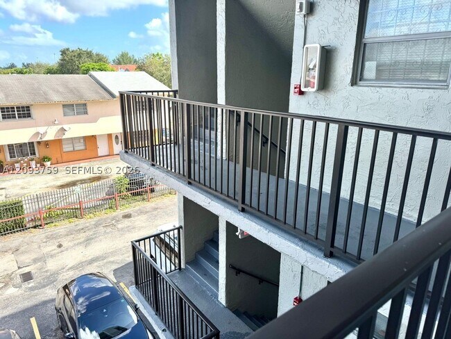 Building Photo - 305 W 68th St